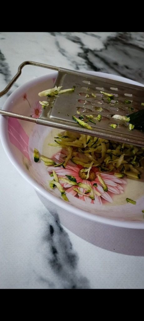 We raspen de courgettes