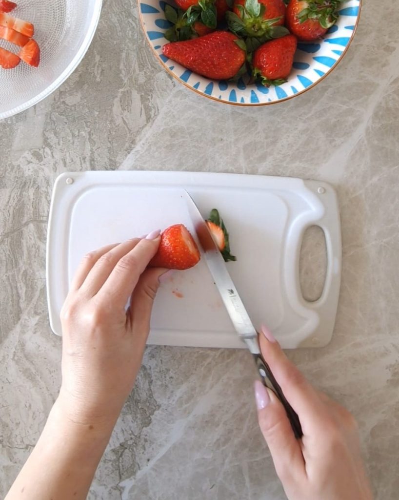 Kruimeltaart met aardbeien en amandelen heerlijk