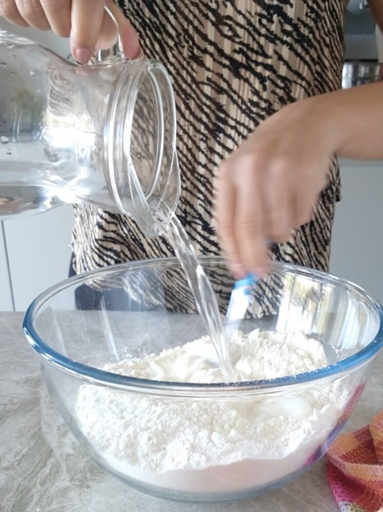 giet de vloeistoffen
