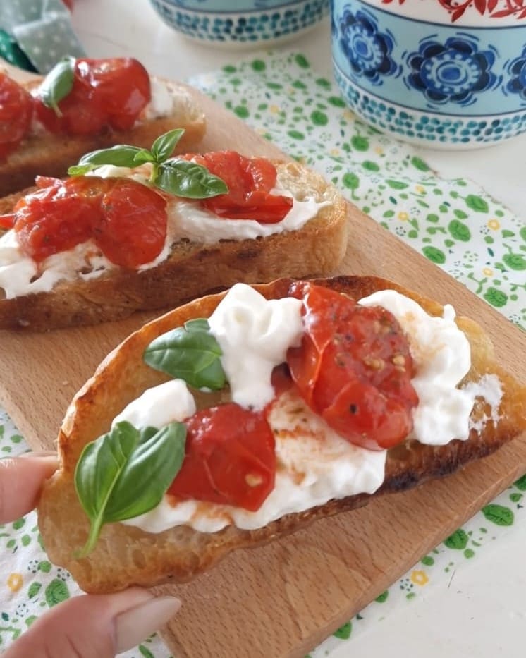 Crostini met tomaat en stracciatella