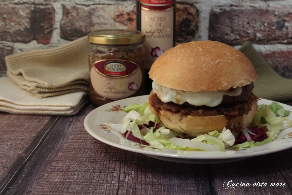 Winterse hamburger met uienjam