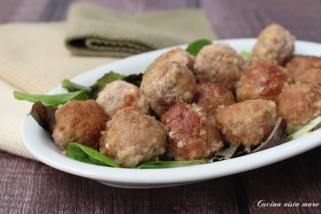 Witte gehaktballen in slowcooker Koken met uitzicht op zee