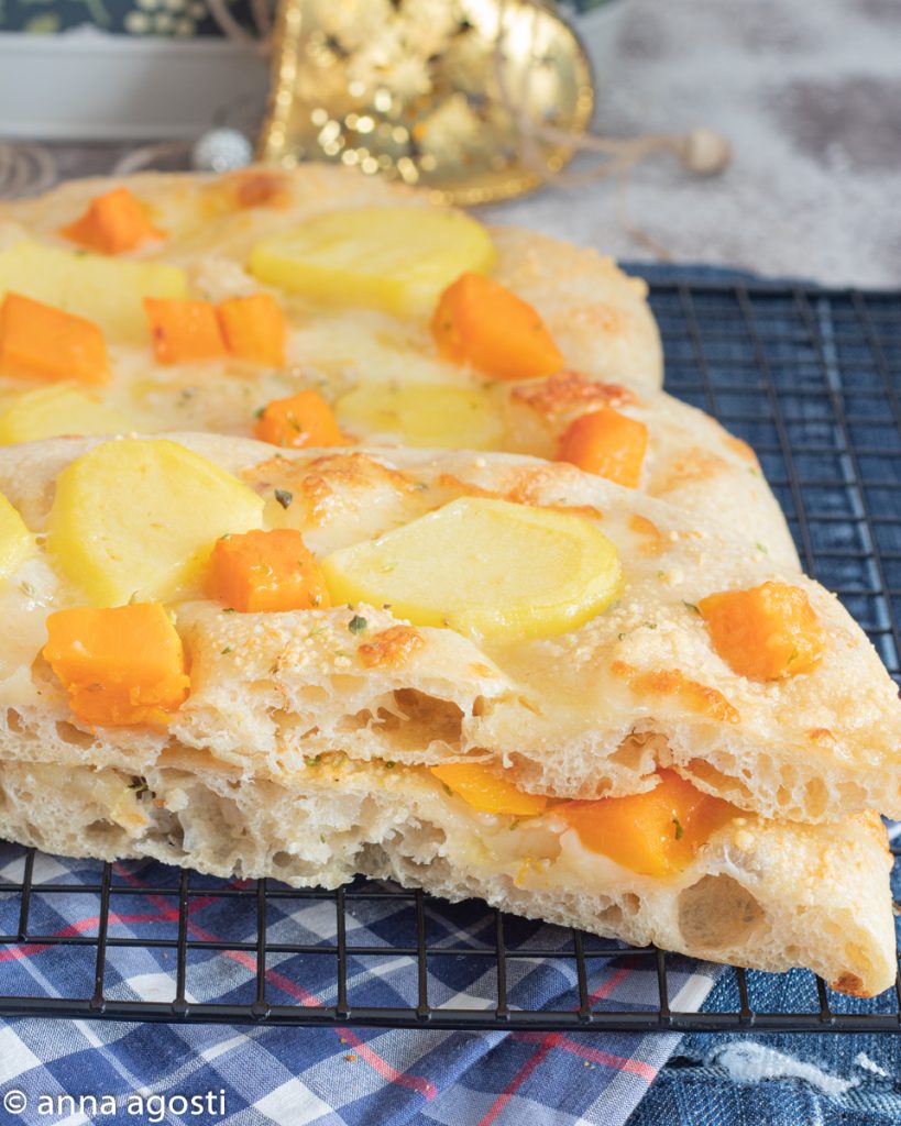 Witte pinsa met pompoen en aardappelen