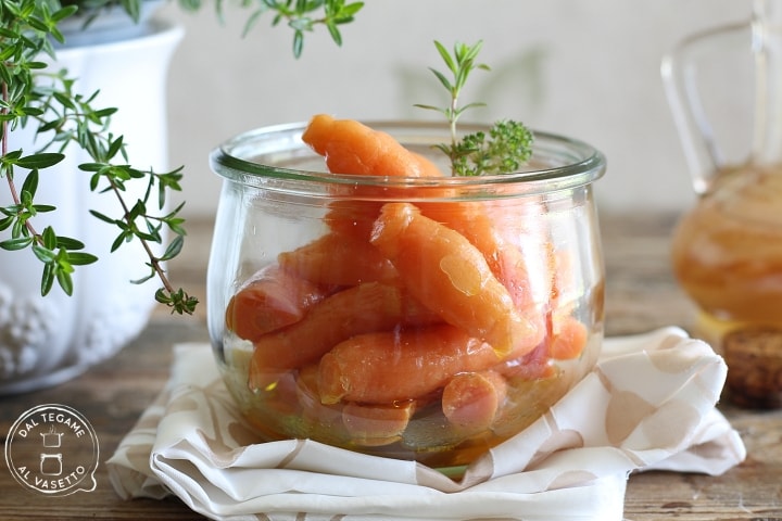 Worteltjes in zoet-zure weck in de magnetron