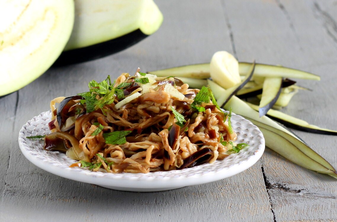 Rauwe gemarineerde aubergines