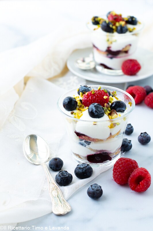 Yoghurt en bosvruchten glaasjes