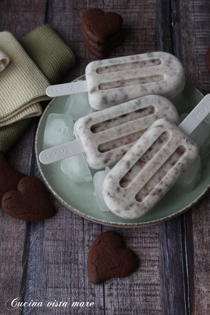 Yoghurt en koekjes ijslolly's Keuken met zeezicht