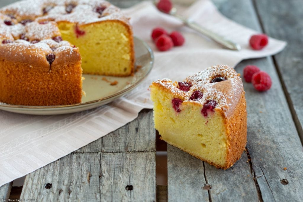 Zachte cake met frambozen en yoghurt