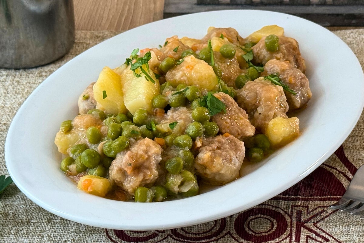 Zachte gehaktballen met aardappelen en erwten: smaakvol en licht!