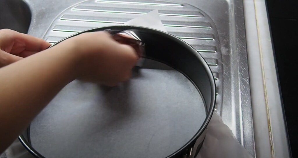 Bekleed en vet een bakvorm in