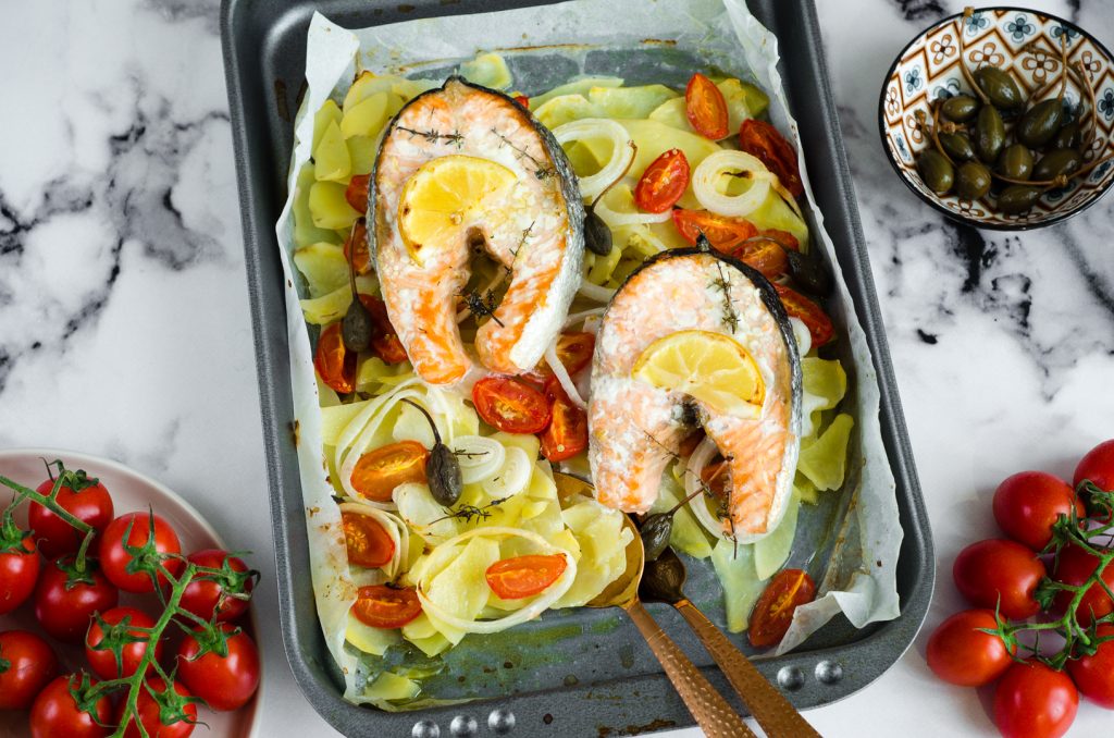 Zalm in folie met aardappelen en cherrytomaten