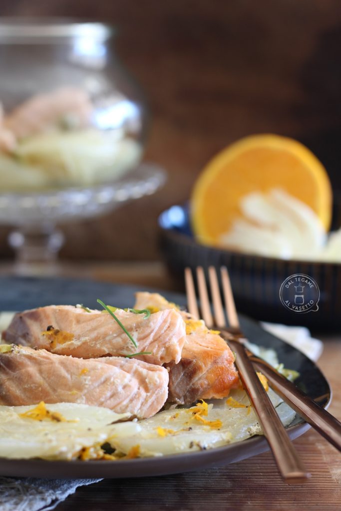 zalmfilets met plakjes venkel en sinaasappel gekookt in een pot met de microgolfpotkoken techniek