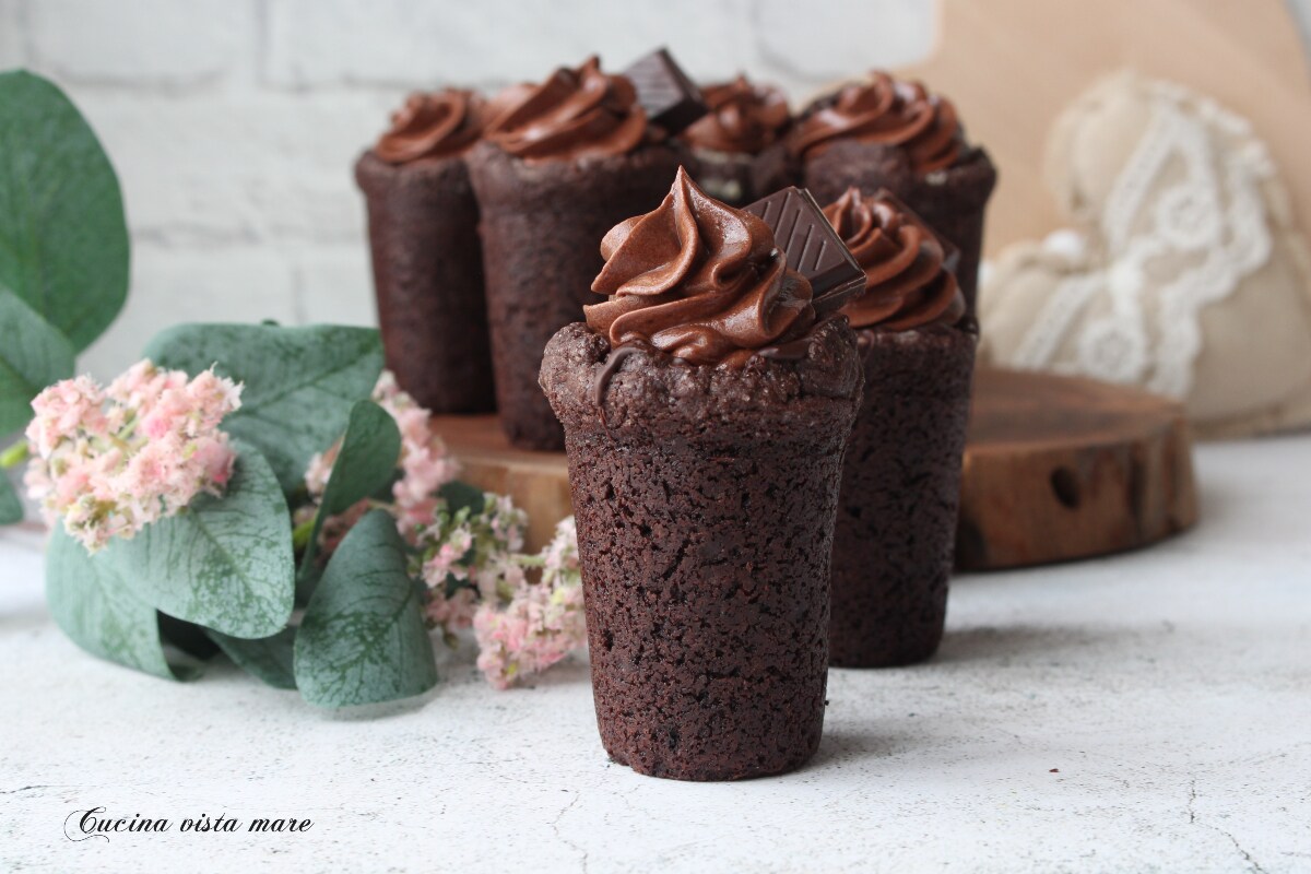 Zandkoekbekertjes met chocolademousse