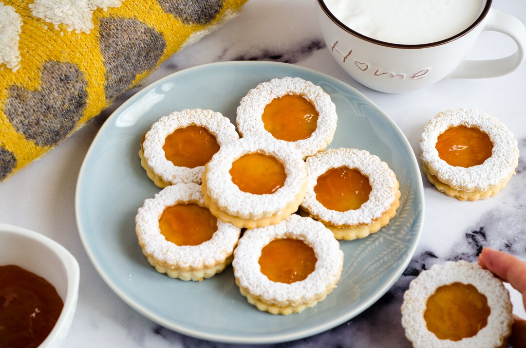 Zandkoekjes met een oog van abrikozenjam, knapperig, heerlijk en eenvoudig te maken!