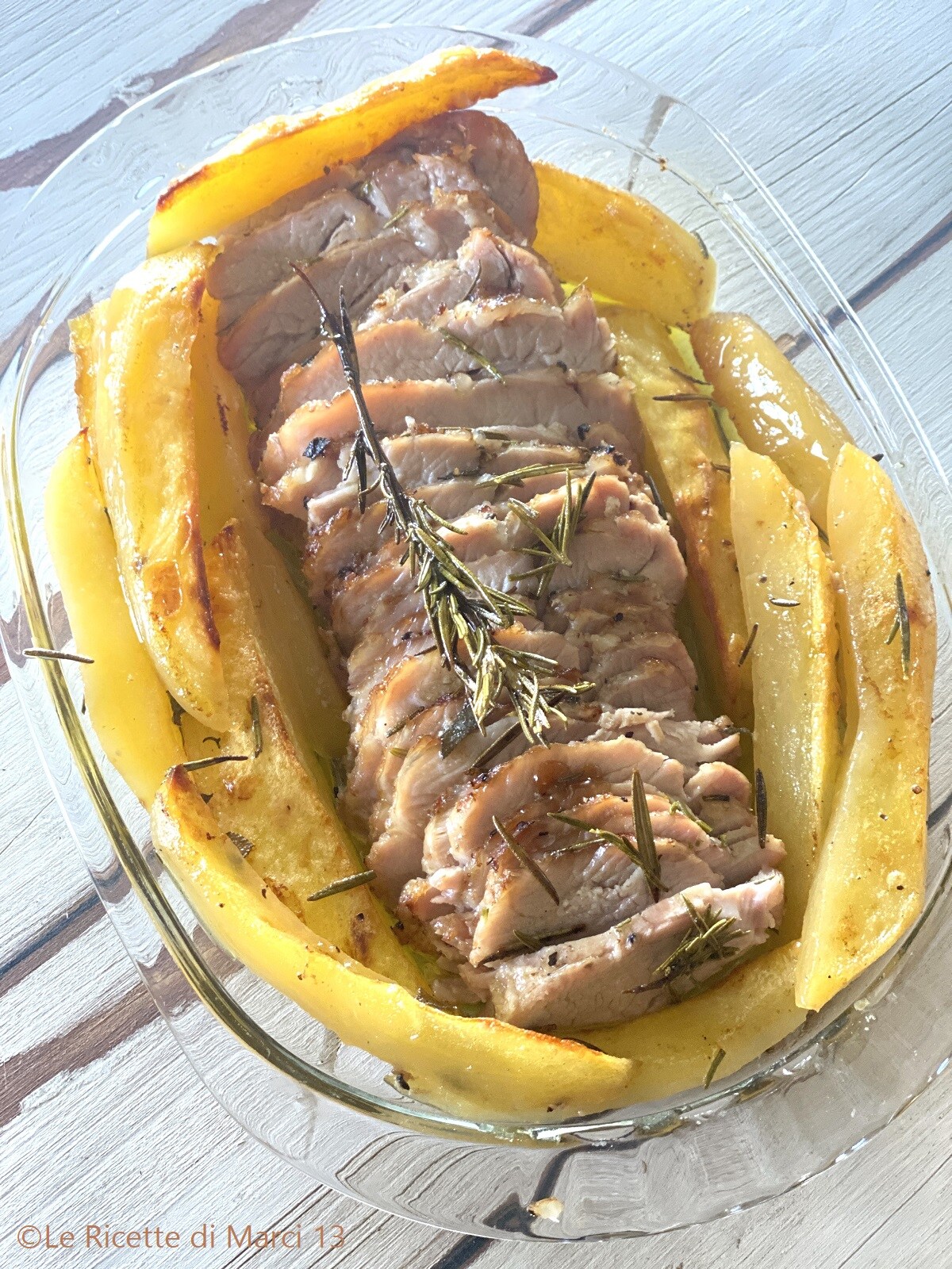 Zelfgemaakte gebraden rundvlees uit de oven met aardappelen. Gemakkelijk huisgemaakt recept