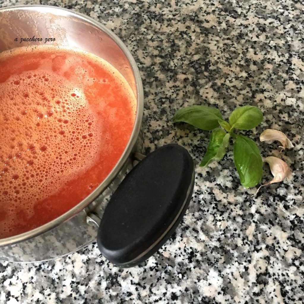Zelfgemaakte tomatensaus zonder suiker of olie tijdens het koken | verteerbaar en licht recept