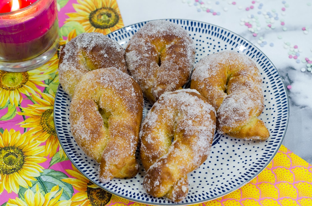 Zeppole in heteluchtfriteuse (aardappel donuts of graffe)