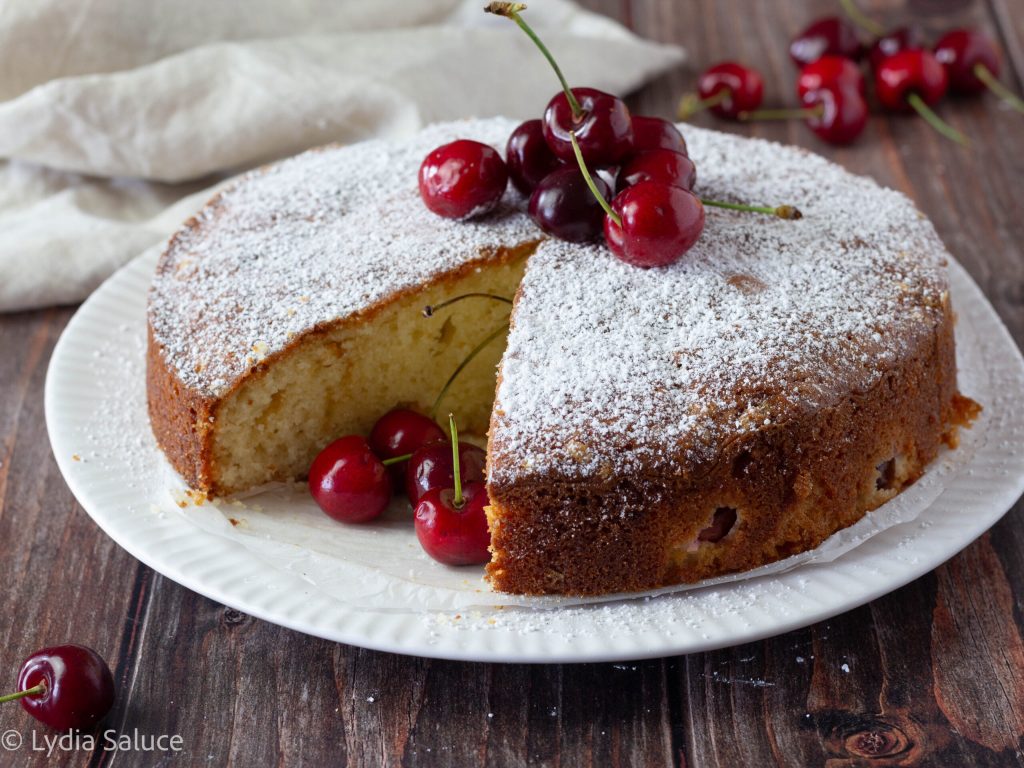 Zeven potjes cake met kersen
