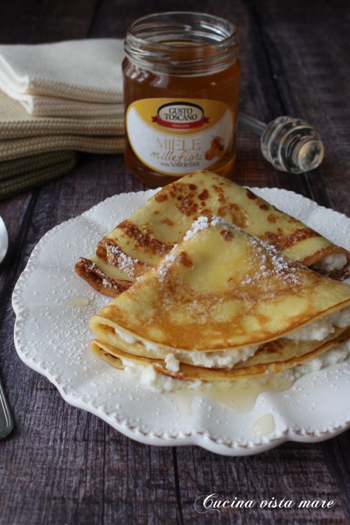 Zoete crêpes met ricotta en honing Keuken met zeezicht