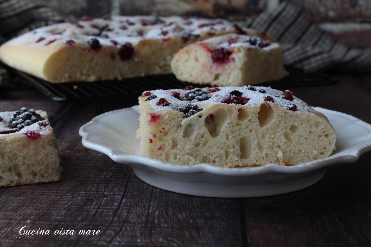 Zoete focaccia met bosvruchten