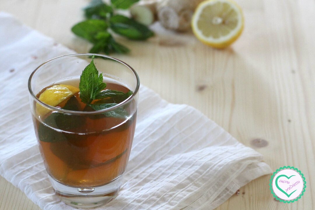 Zomerse suikerloze drank met groene thee, gember en citroen