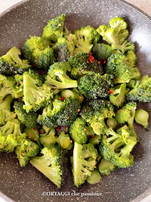 broccoli in de pan met chilipeper