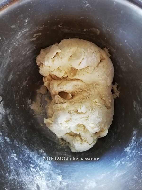het deeg met de hand of met de keukenrobot of thermomix kneden