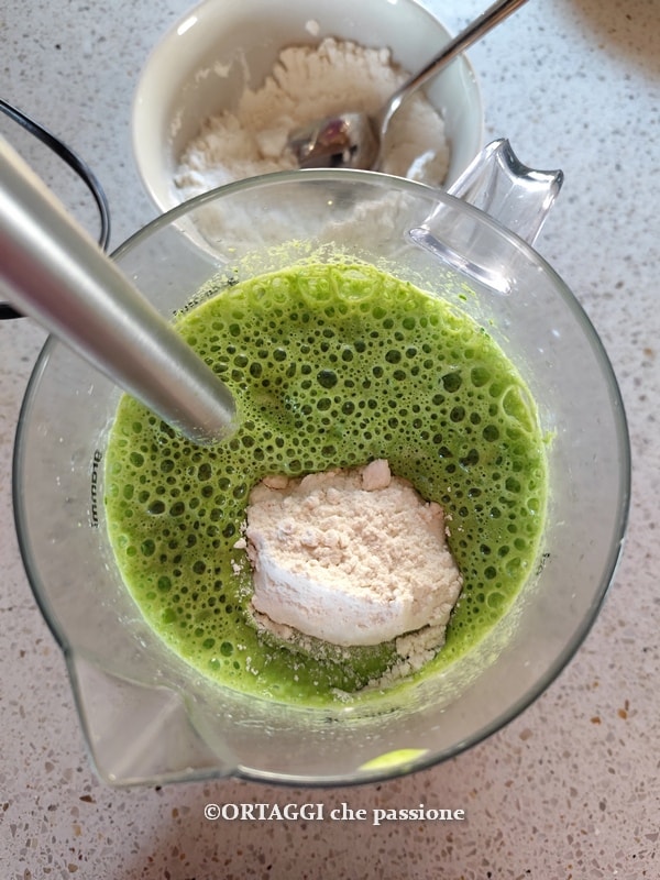 bloem toevoegen aan de spinaziepannenkoeken