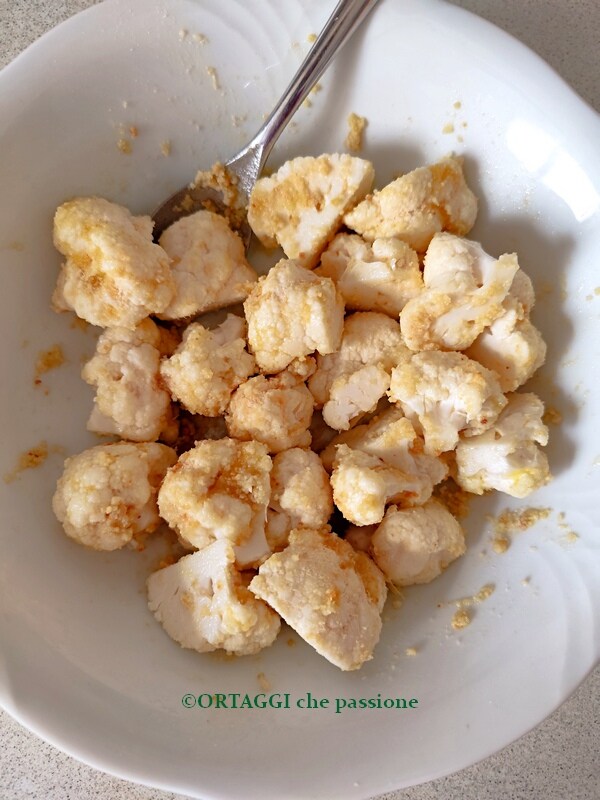 meng de bloemkool in heteluchtfriteuse