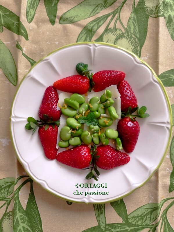 salade van rauwe tuinbonen en aardbeien