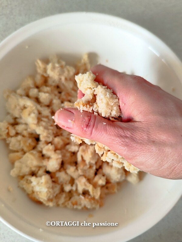 het geweekte brood fijnmaken voor zwarte kool en broodballetjes