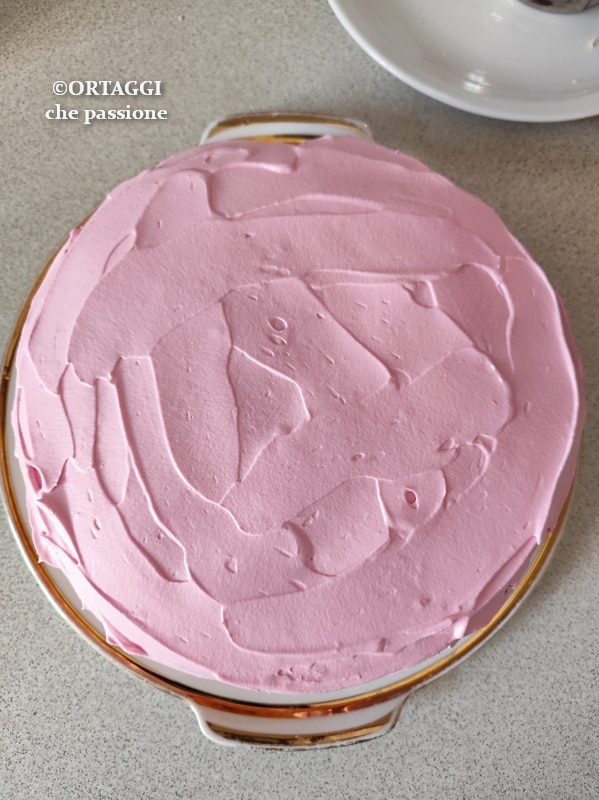 de roze crème verspreiden