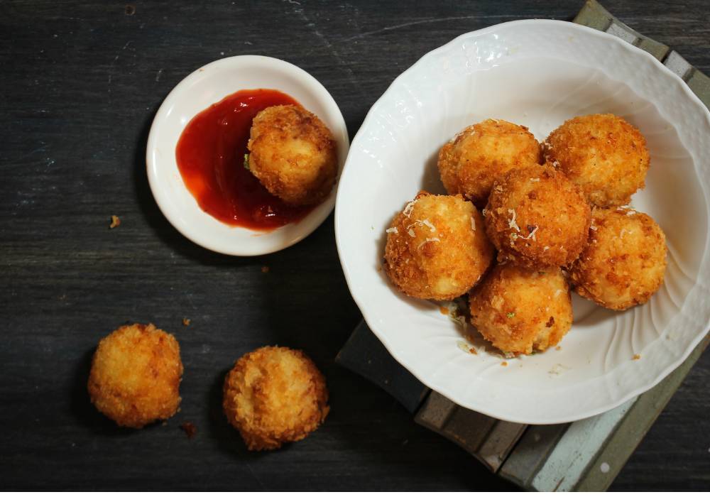 Aardappelbommen met kaas en pittige saus