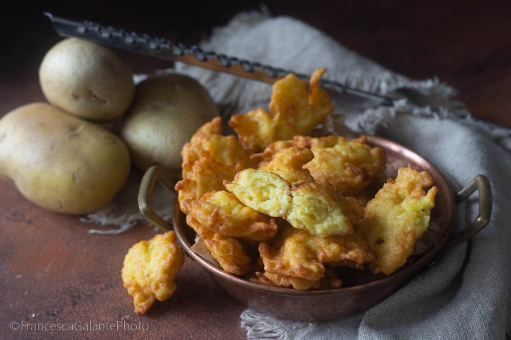 Apulische aardappelbeignets gebakken met een lepel