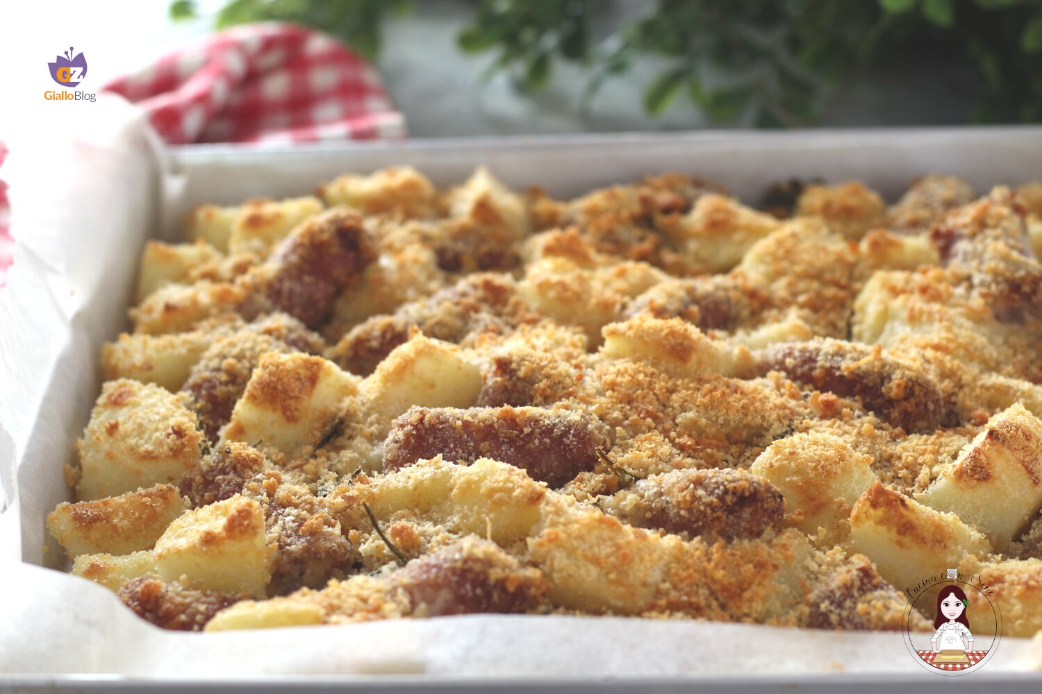 Aardappelen en worst gegratineerd uit de oven