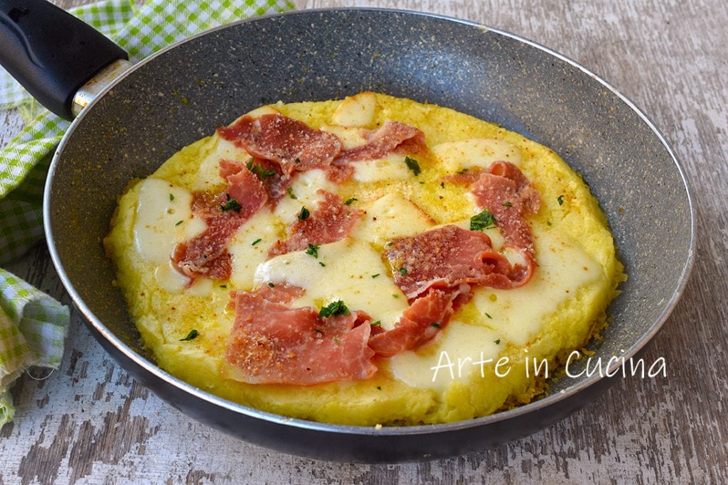 Aardappelpizza en speck in de pan