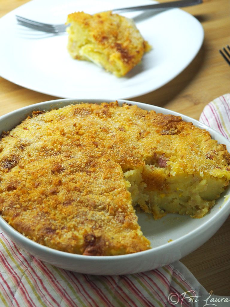 Napolitaanse aardappeltaart met een gesneden portie