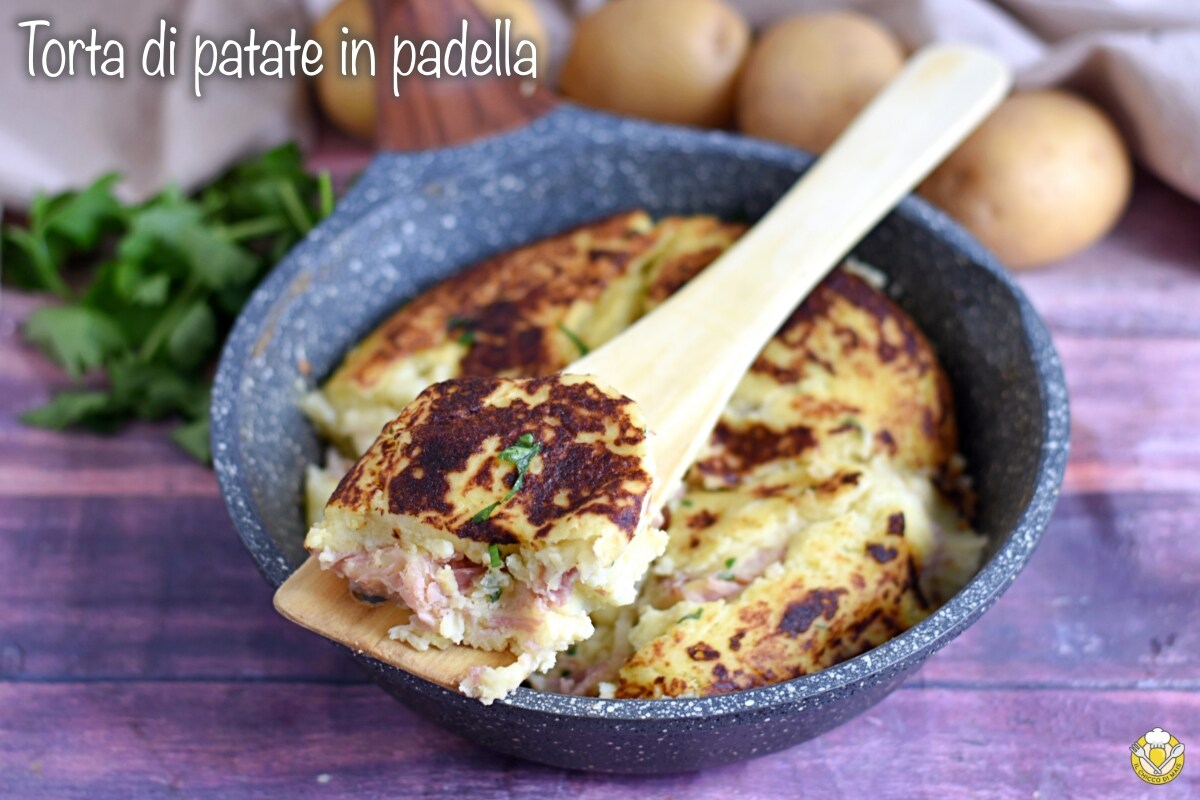 Aardappeltaart in de pan met ham en mozzarella