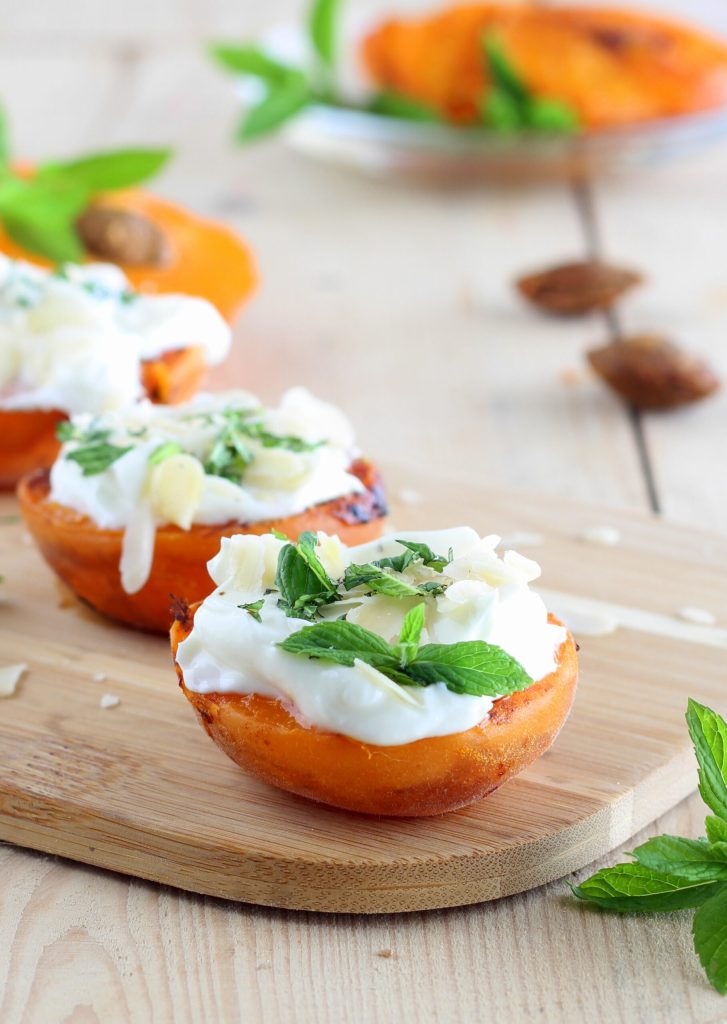 Gegrilde abrikozen met yoghurt en honing