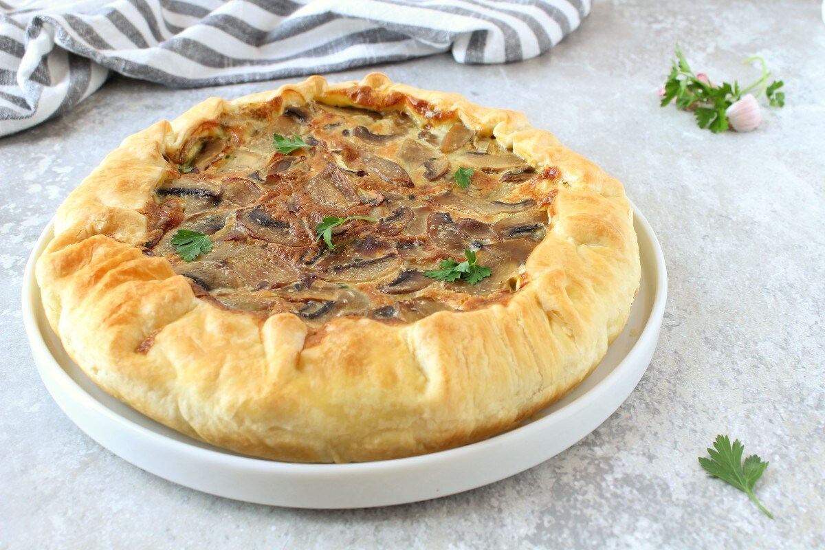 Hartige taart met aardappelen, champignons en Brie