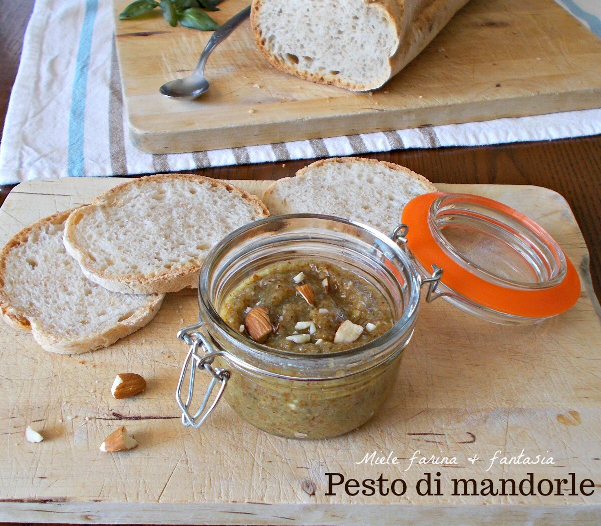 Zelfgemaakte amandelpesto