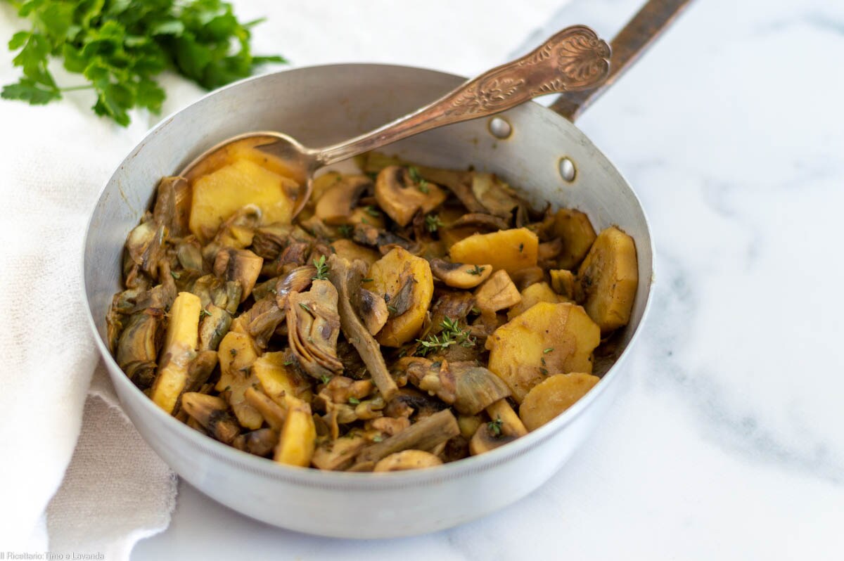 Artisjokken, aardappelen en champignons in de pan