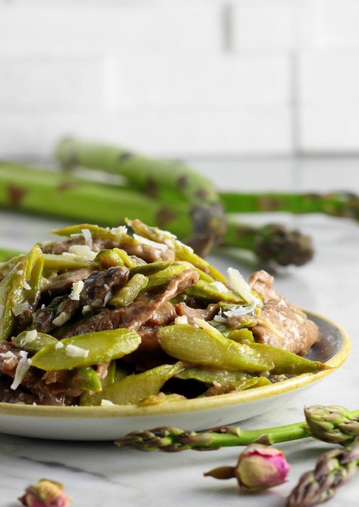 Reepjes rundvlees met asperges en Parmezaanse kaas