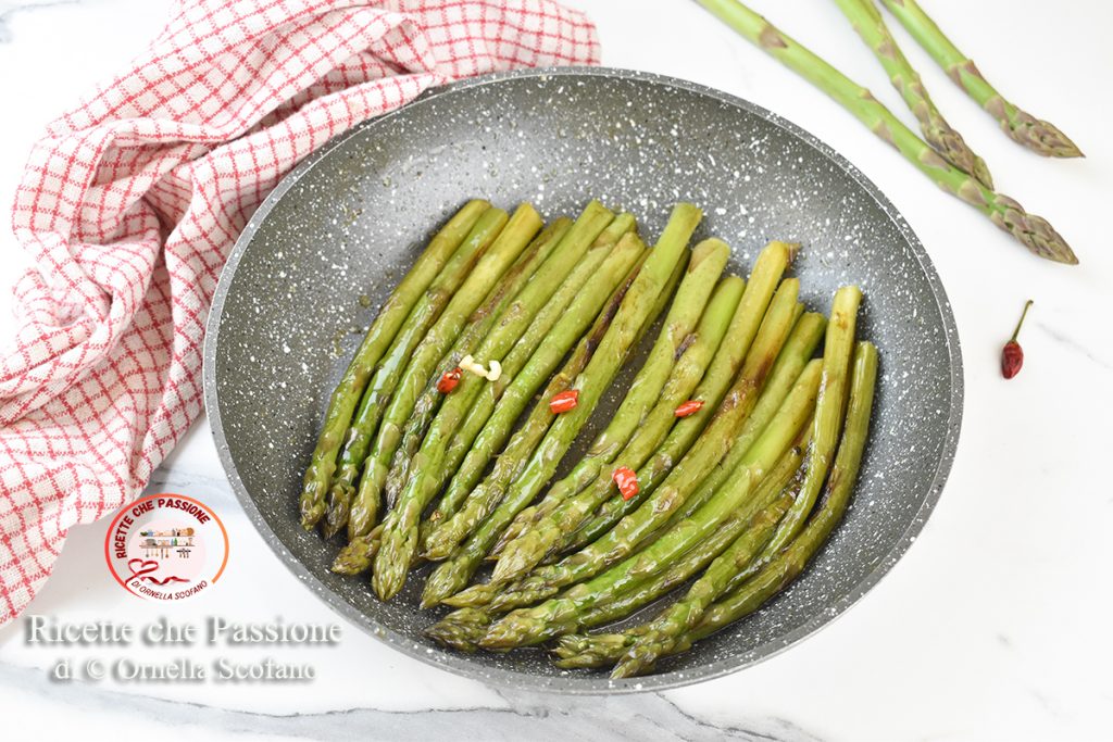 recept asperges in de pan gestoofd