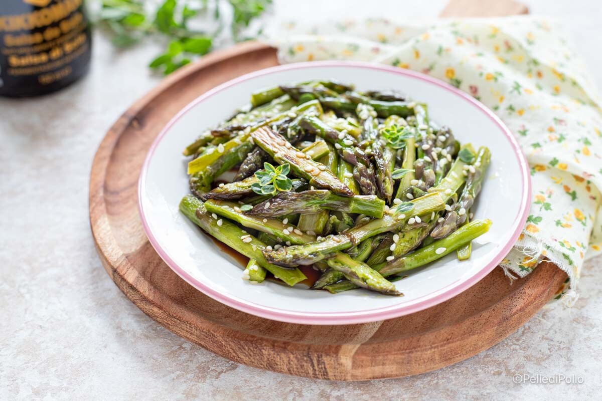 Asperges in de pan met sojasaus en sesam