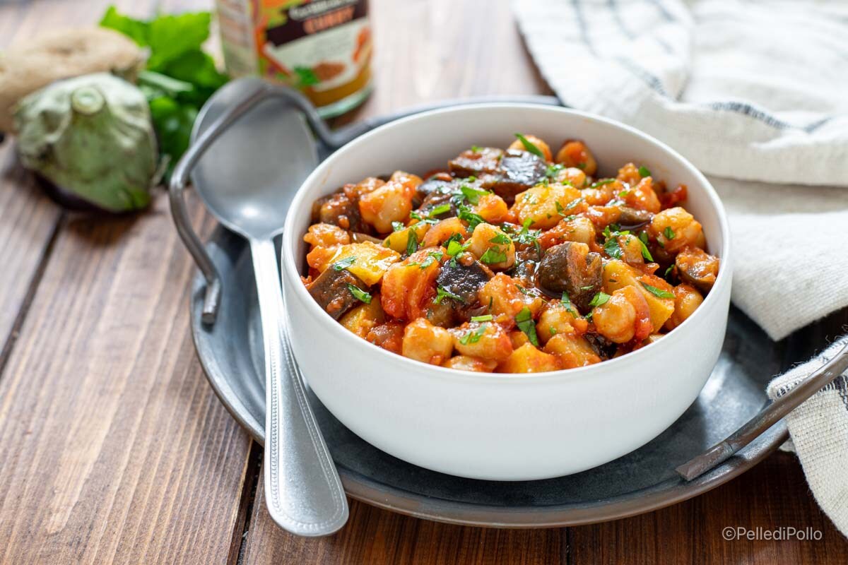 Aubergines, aardappelen en kikkererwten met tomaat en specerijen