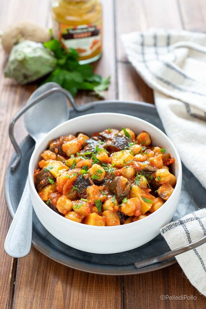 stoofpot van aubergines, aardappelen en kikkererwten