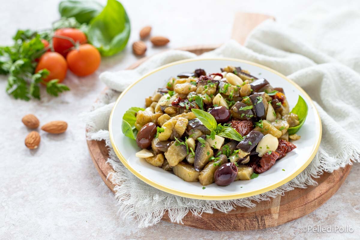 Aubergines in de pan met olijven, amandelen en gedroogde tomaten