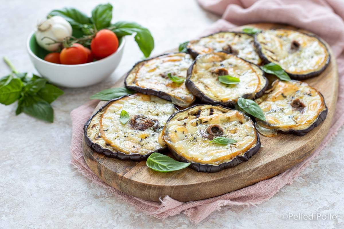 Aubergine minipizza’s met ansjovis en scamorza