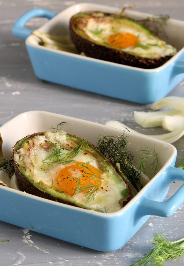 Avocado uit de oven met eieren en kaas